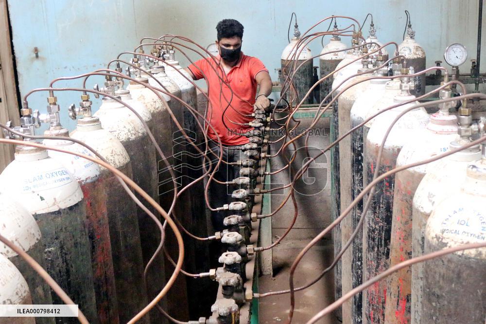 Workers supply oxygen tanks as new Delta variant of Covid-19