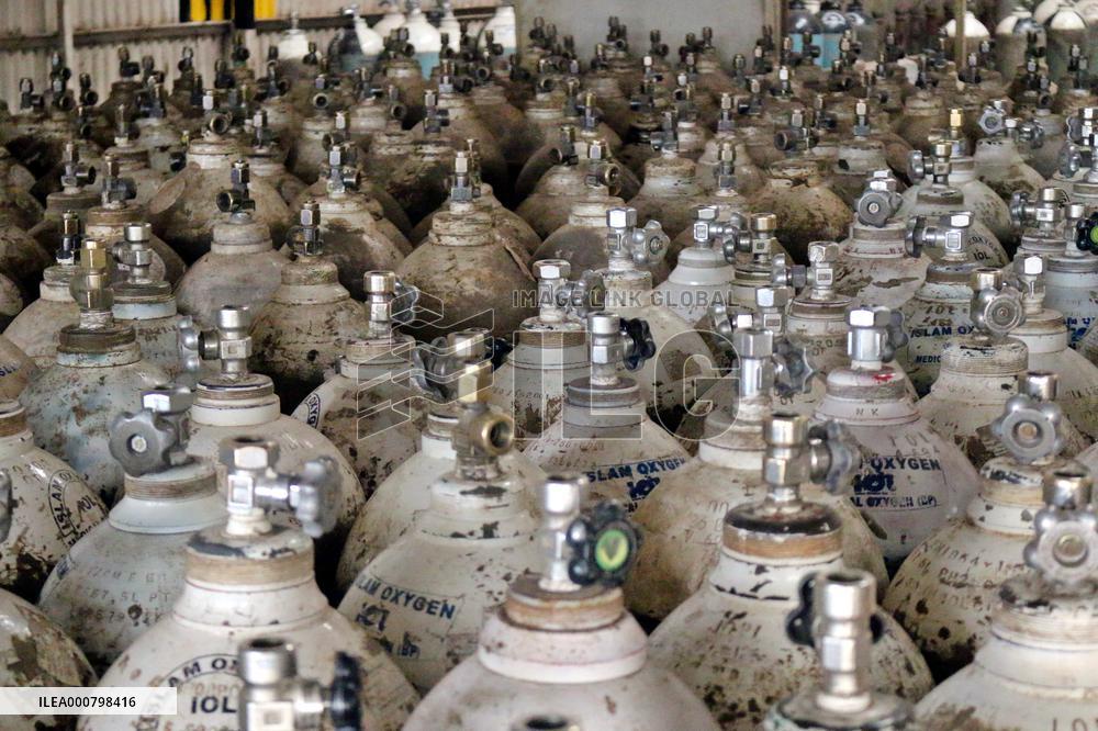 Workers supply oxygen tanks as new Delta variant of Covid-19