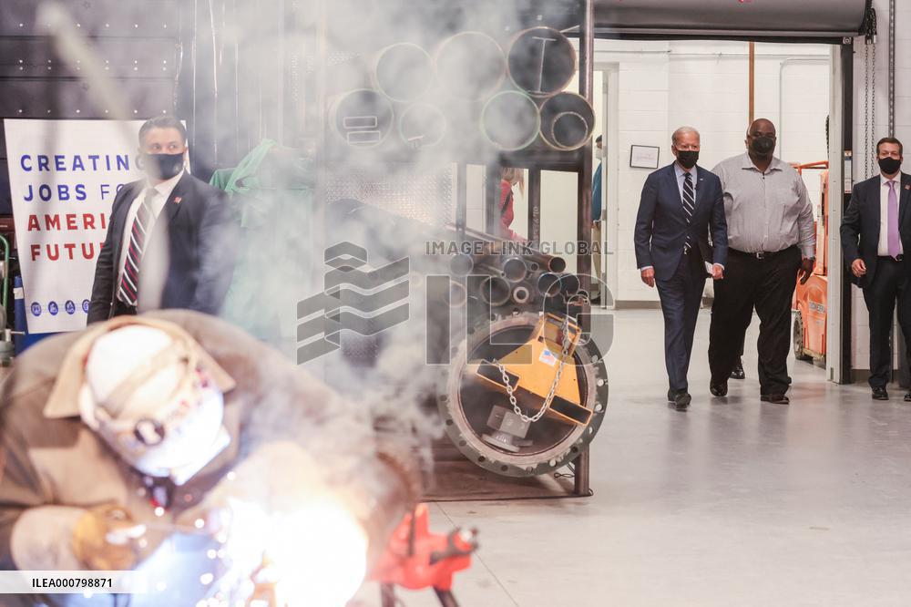 MD: U.S. President Joe Biden visits Plumbers and Gasfitters UA Local 5 Training Facility