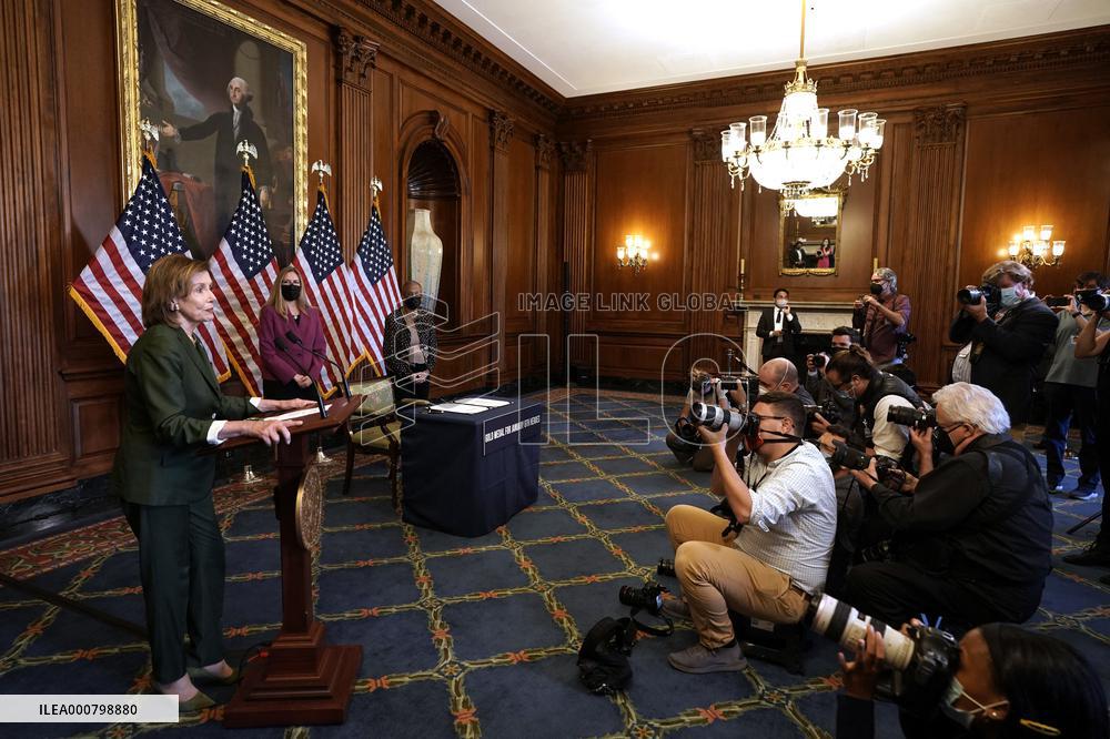 Nancy Pelosi on January 6th gold medals for police - Washington