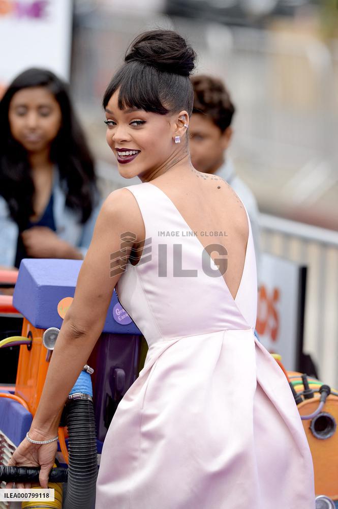 Rihanna Is Now Officially A Billionaire