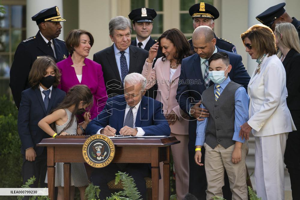 President Joe Biden Awards January 6 Police Officers Congressional Gold Medals