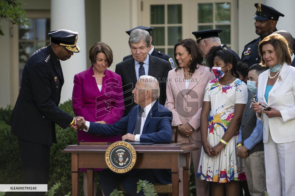 President Joe Biden Awards January 6 Police Officers Congressional Gold Medals