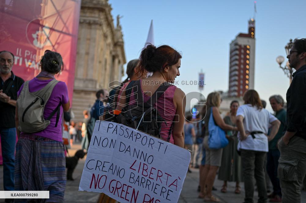 No Green Pass Protest - Turin