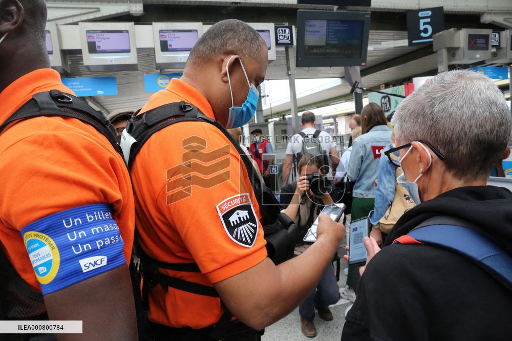 Minister JB Djebbari at Gare de Lyon as France extended health pass - Paris
