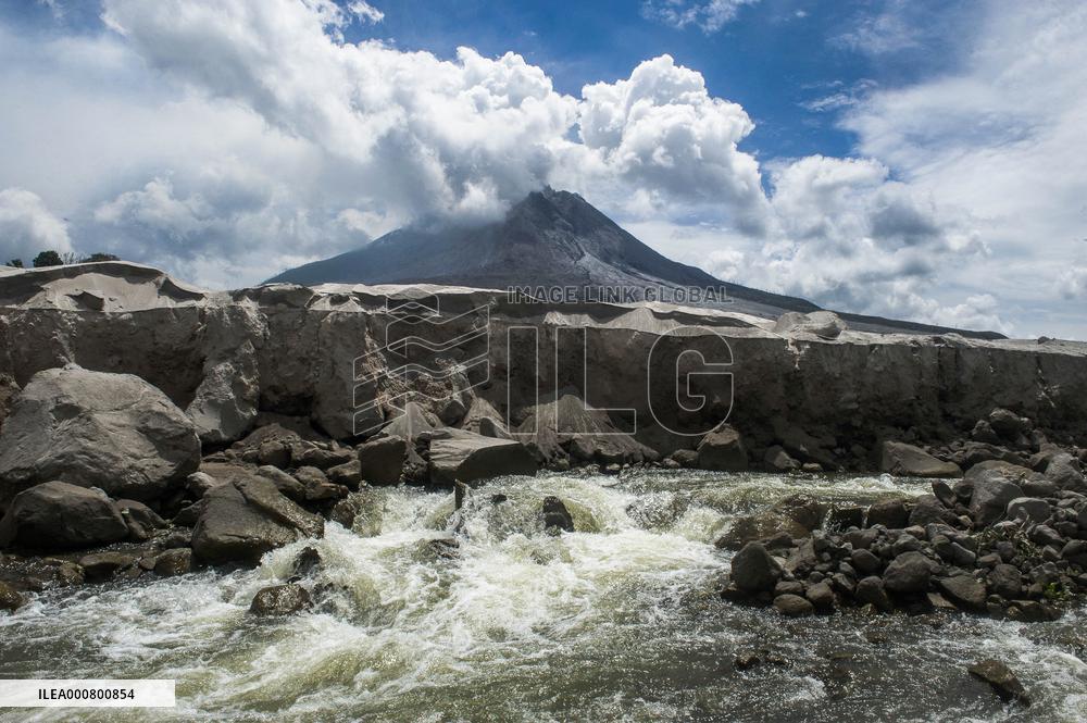 Daily-life Under Shadows Sinabung Eruption - Indonesia