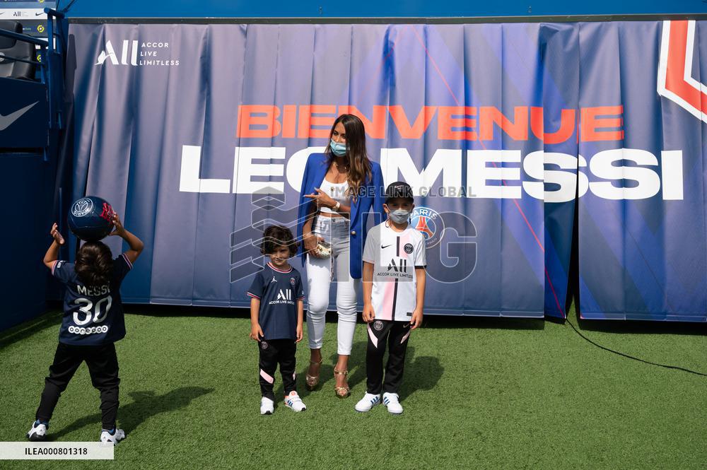 Lionel Messi Unveiling Press Conference - Paris