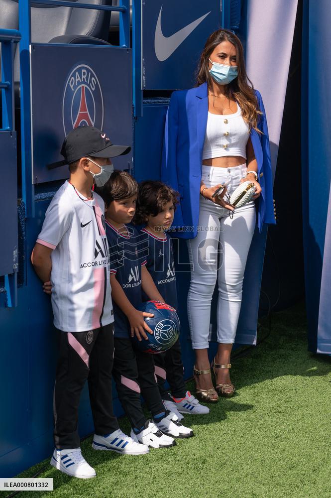 Lionel Messi Unveiling Press Conference - Paris