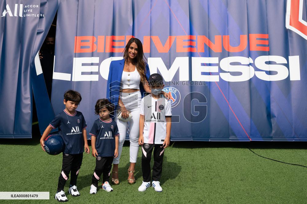 Lionel Messi Unveiling Press Conference - Paris