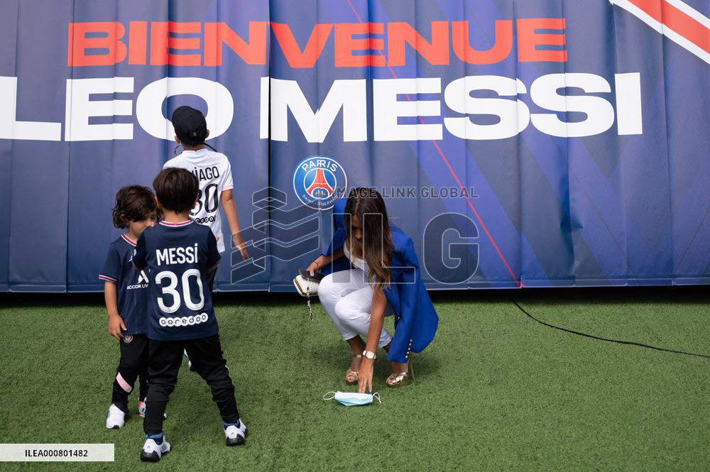 Lionel Messi Unveiling Press Conference - Paris
