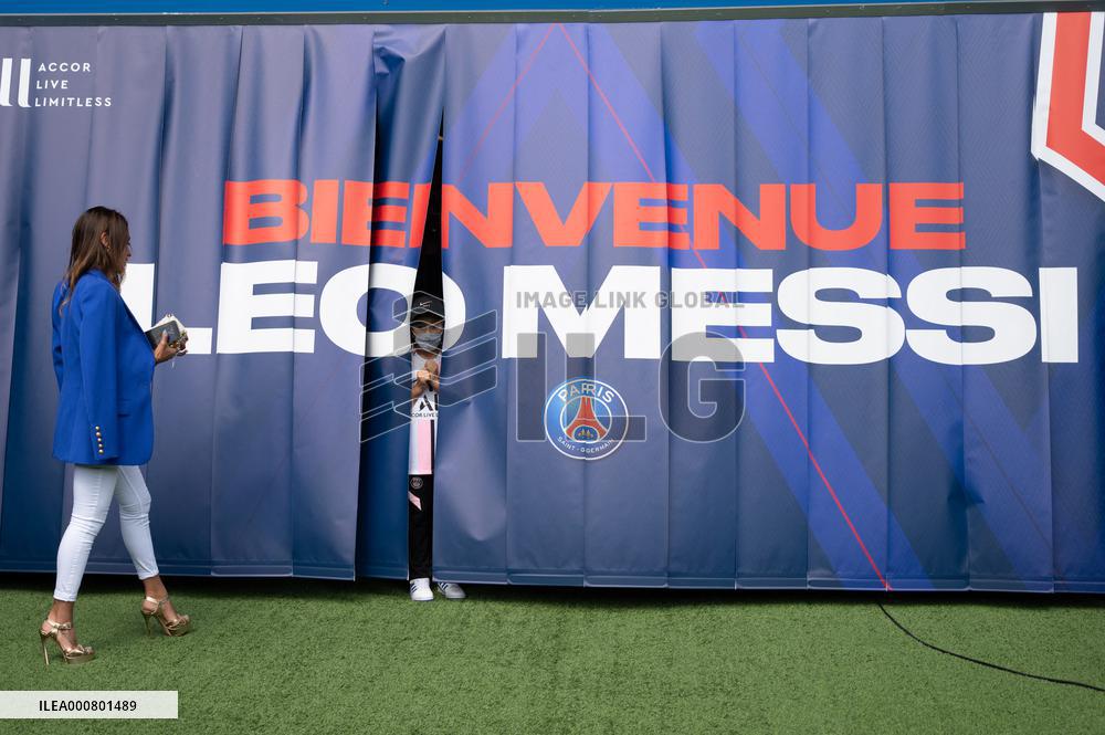 Lionel Messi Unveiling Press Conference - Paris