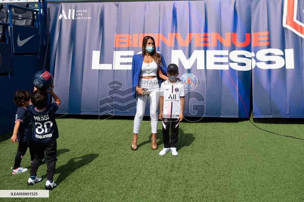 Lionel Messi Unveiling Press Conference - Paris