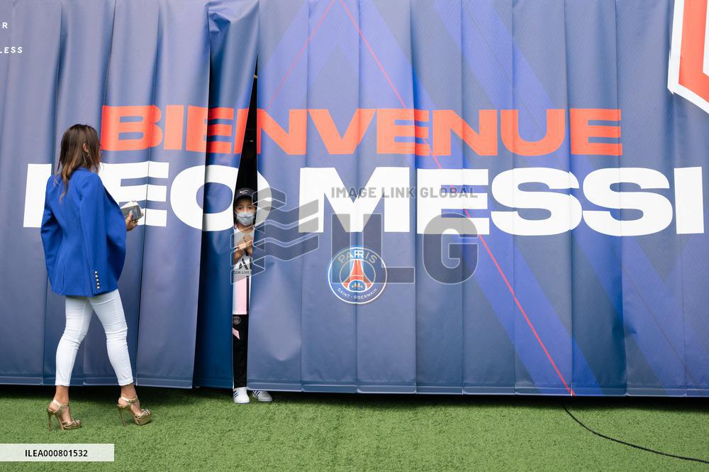 Lionel Messi Unveiling Press Conference - Paris