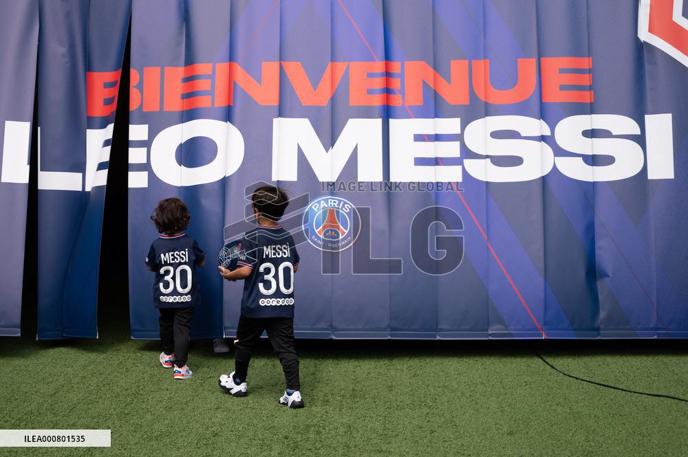 Lionel Messi Unveiling Press Conference - Paris