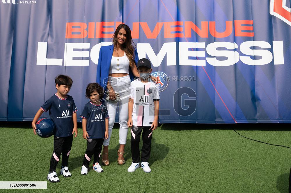 Lionel Messi Unveiling Press Conference - Paris