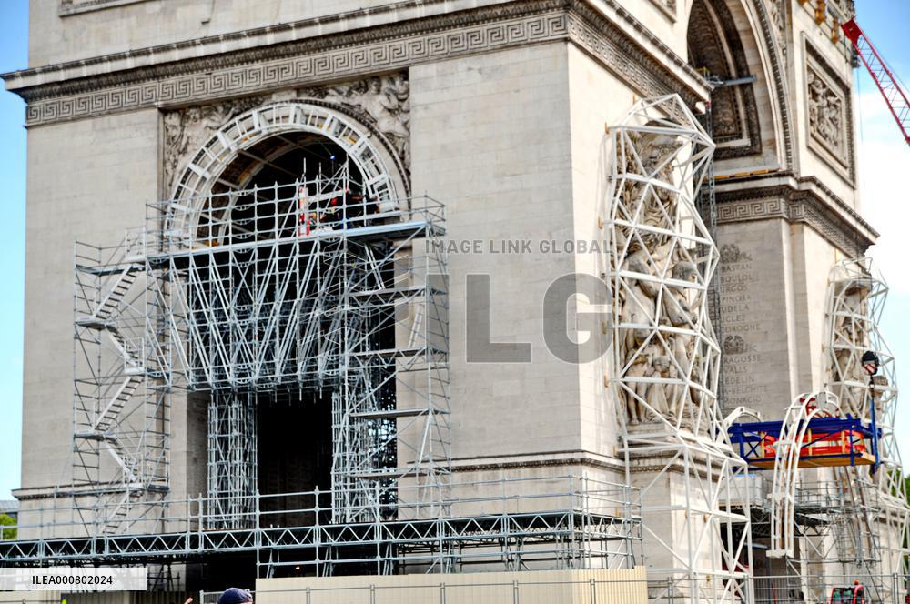 The Arc De Triomphe In Preparation Before Being Packed - Paris