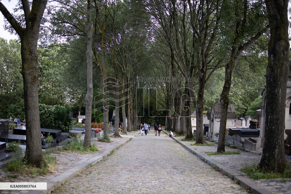Illustrations Of The Pere Lachaise Cemetery - Paris
