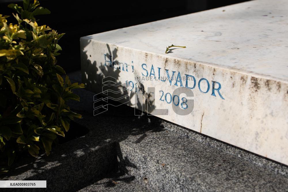 Illustrations Of The Pere Lachaise Cemetery - Paris