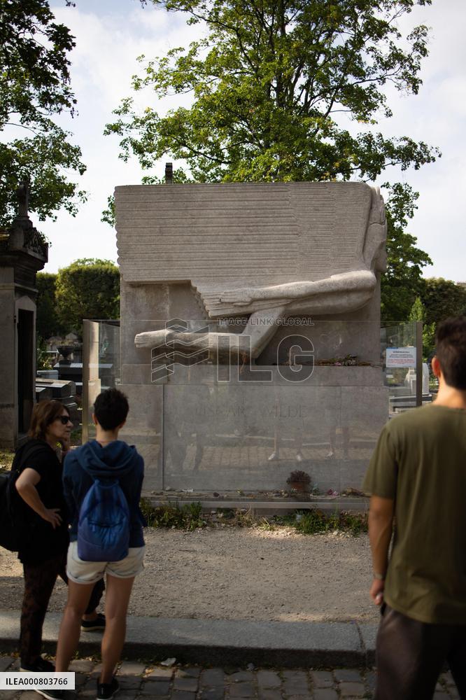 Illustrations Of The Pere Lachaise Cemetery - Paris