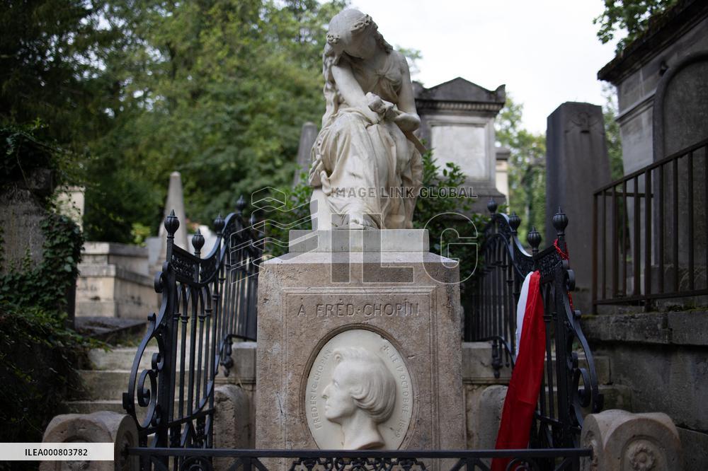 Illustrations Of The Pere Lachaise Cemetery - Paris