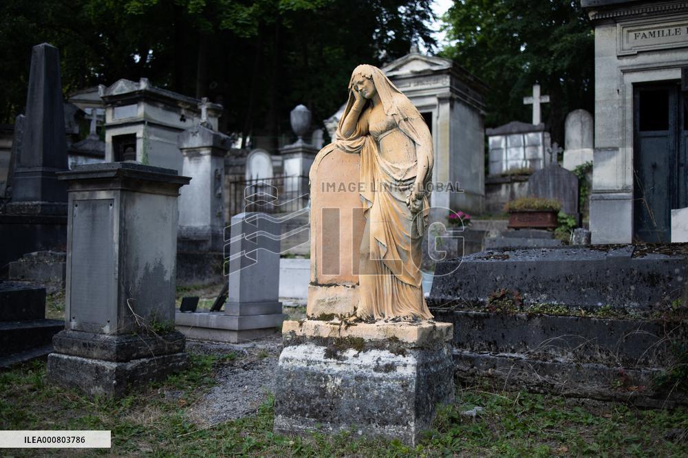 Illustrations Of The Pere Lachaise Cemetery - Paris