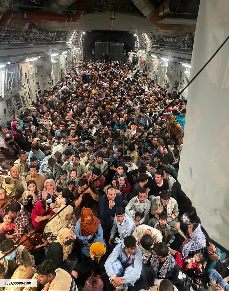 640 Afghan Citizens Pack Inside A USAF C-17 - Kabul