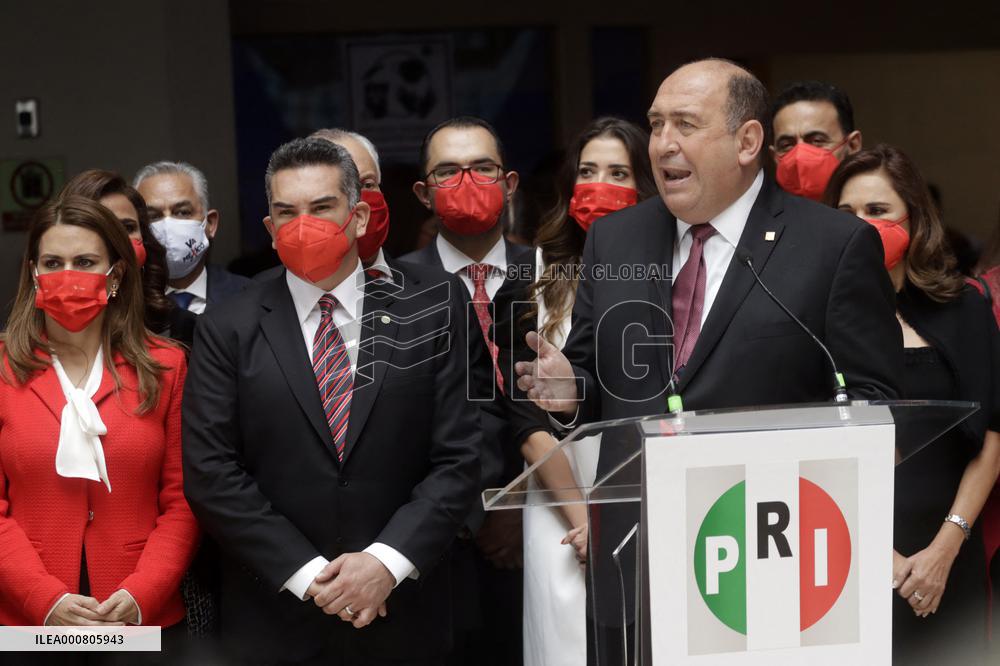 Opposition Legislative Va Por México Against President Of Mexico