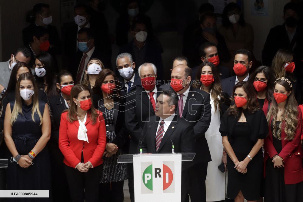 Opposition Legislative Va Por México Against President Of Mexico