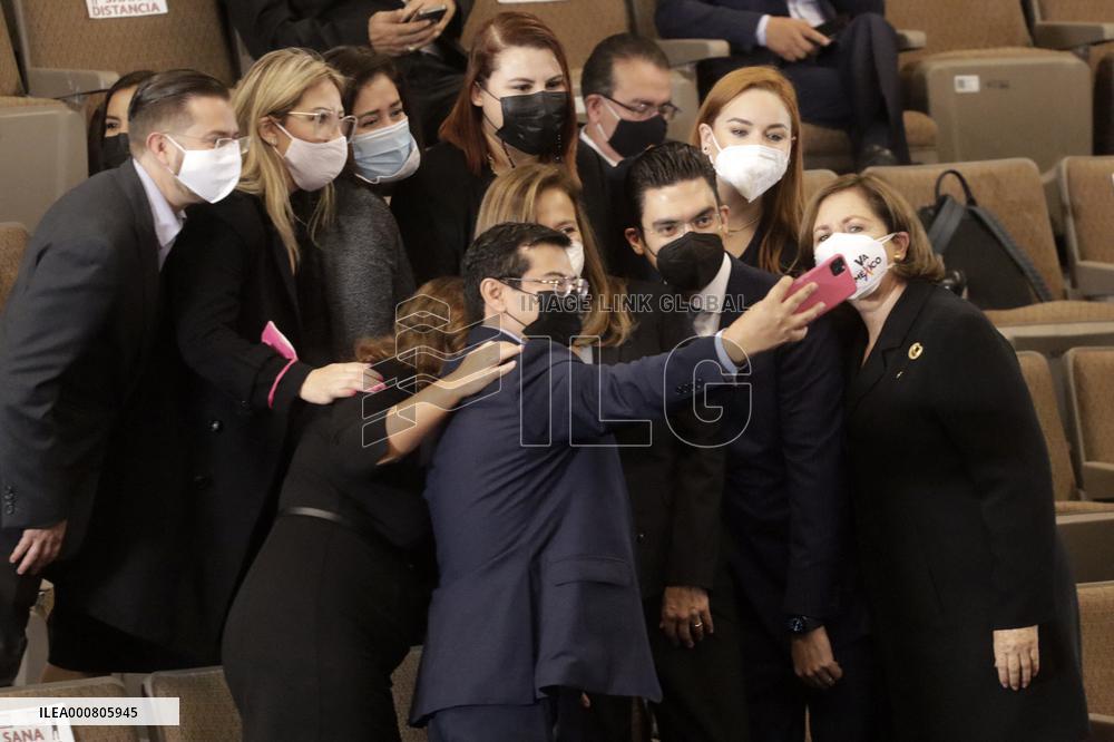 Opposition Legislative Va Por México Against President Of Mexico
