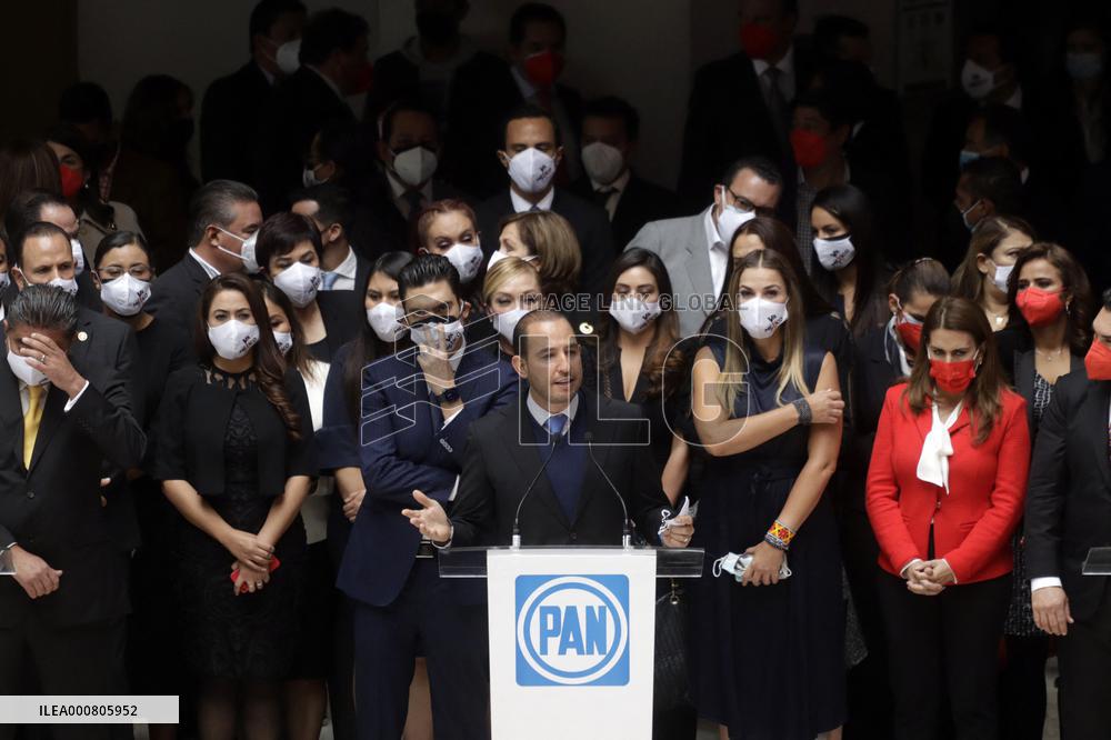 Opposition Legislative Va Por México Against President Of Mexico