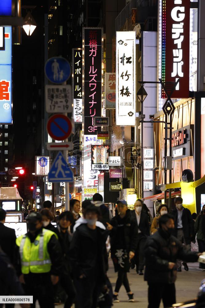 CORRECTED: Tokyo to lift COVID curbs on eateries as infections drop