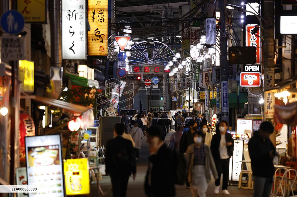 CORRECTED: Tokyo to lift COVID curbs on eateries as infections drop