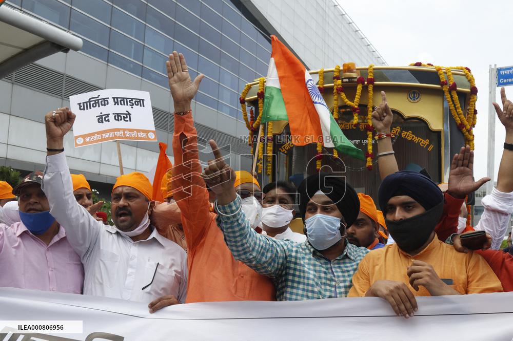 Sikh's Members Carry 3 Saroops Of Sri Guru Granth Sahibat At Airport - Delhi