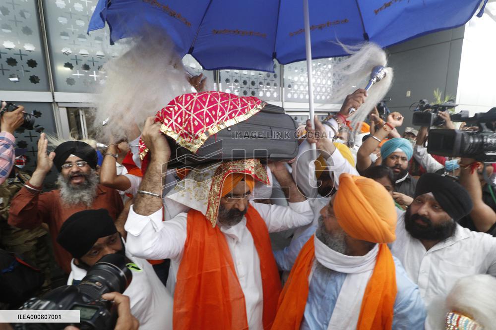 Sikh's Members Carry 3 Saroops Of Sri Guru Granth Sahibat At Airport - Delhi