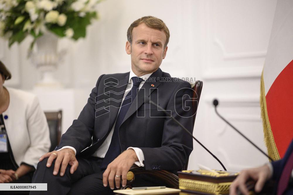 Emmanuel Macron and Irakian Prime Minister Moustafa Al-Kazimi make a statement to the press - Bagdad