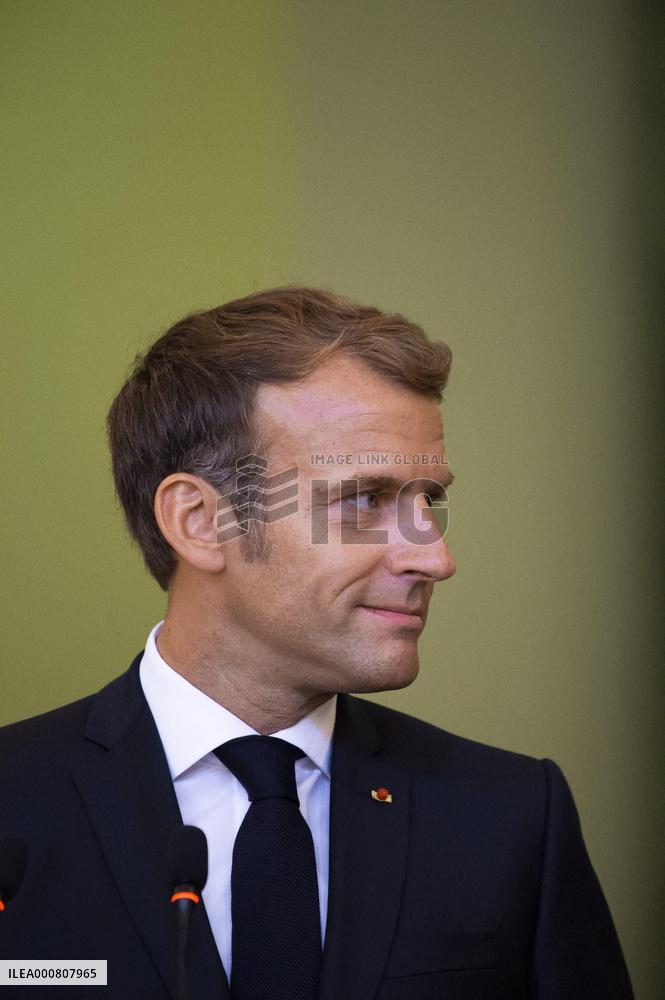 Emmanuel Macron and Irakian Prime Minister Moustafa Al-Kazimi make a statement to the press - Bagdad