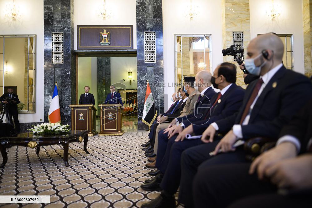 Emmanuel Macron and Irakian Prime Minister Moustafa Al-Kazimi make a statement to the press - Bagdad