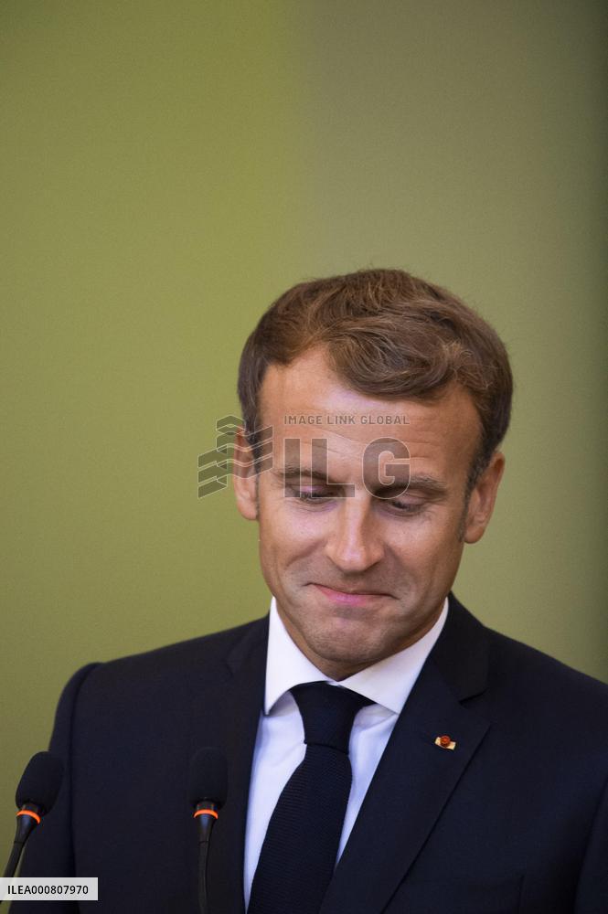 Emmanuel Macron and Irakian Prime Minister Moustafa Al-Kazimi make a statement to the press - Bagdad