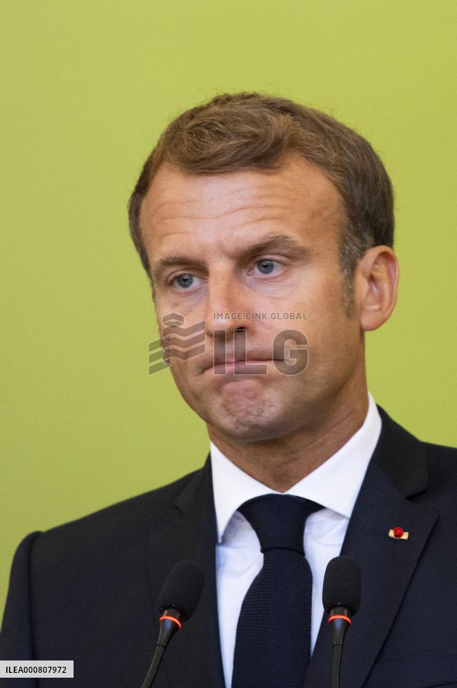 Emmanuel Macron and Irakian Prime Minister Moustafa Al-Kazimi make a statement to the press - Bagdad