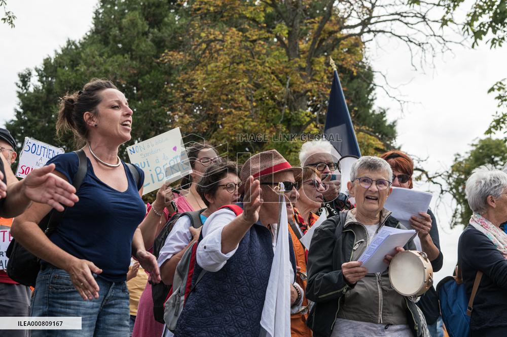 Protesters against the sanitary pass and vaccination - Blois