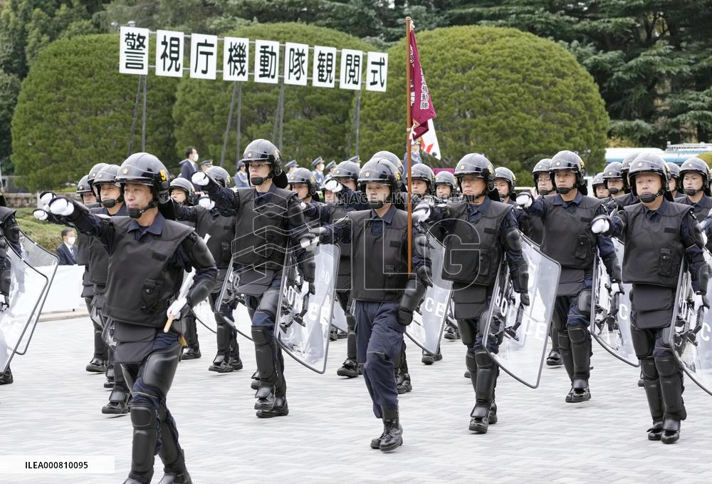 Parade by Tokyo riot police