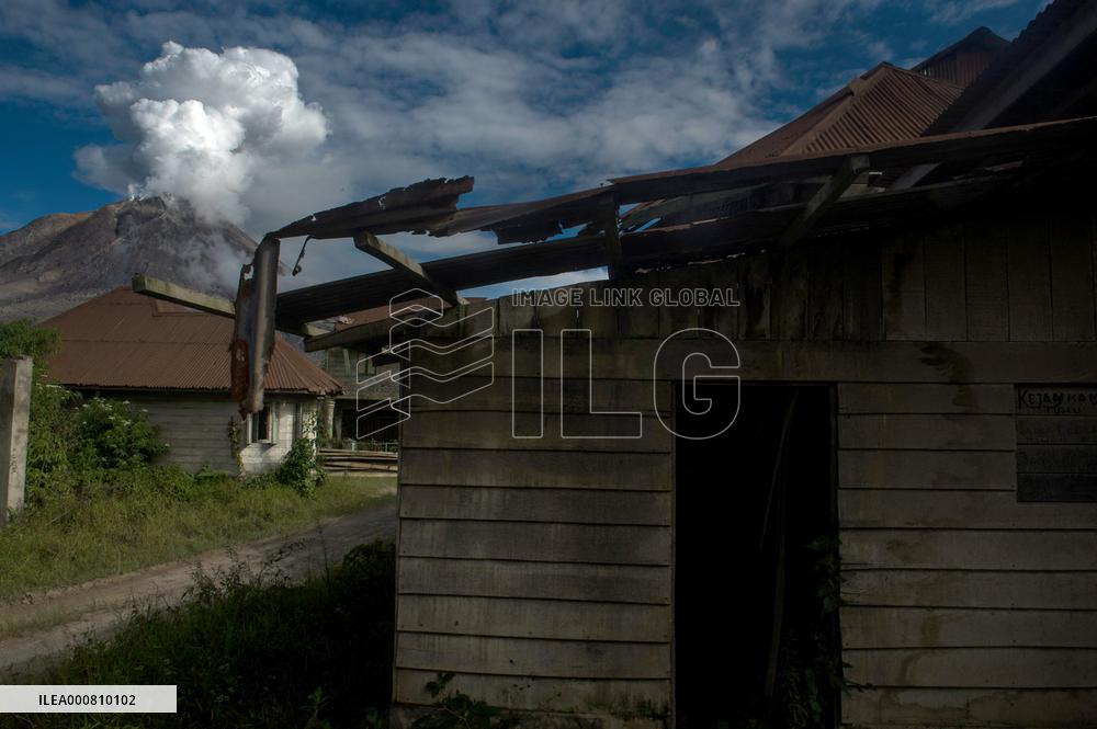 Sinabung Volcano Spews A Massive Column Of Smoke - Sumatra