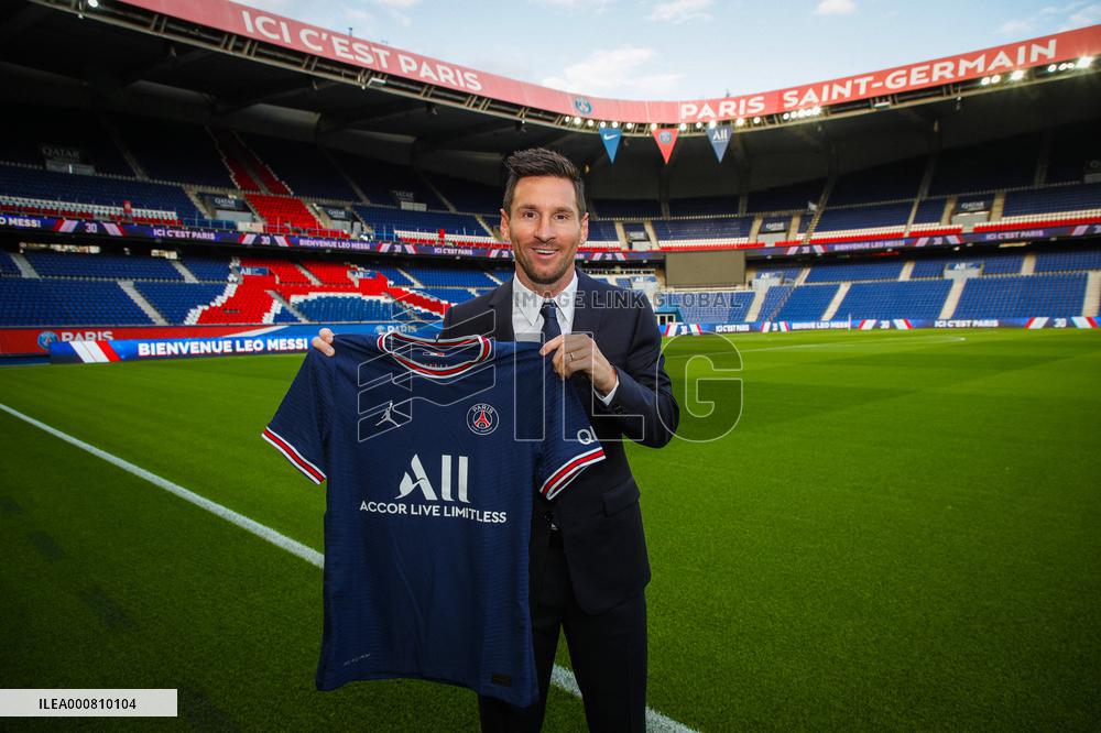 Lionel Messi Unveiling Press Conference - Paris