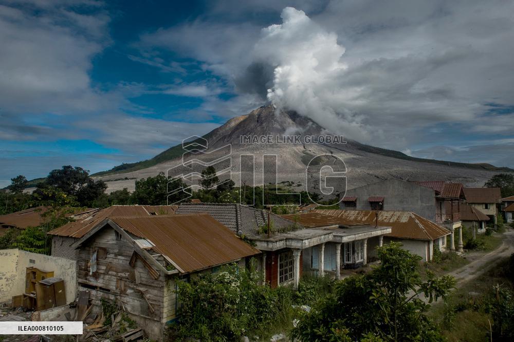 Sinabung Volcano Spews A Massive Column Of Smoke - Sumatra