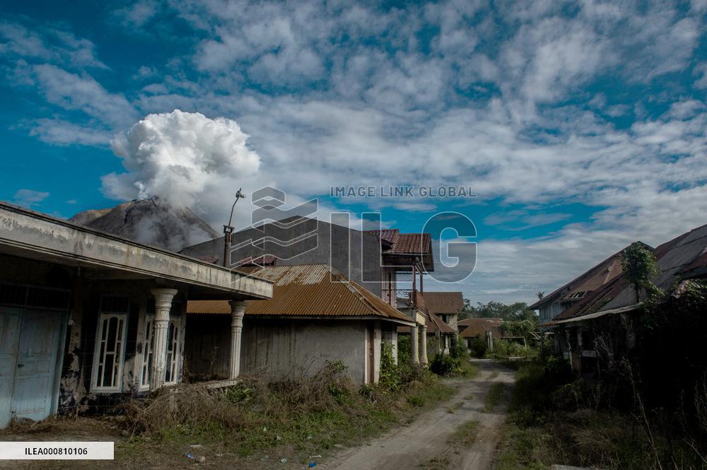 Sinabung Volcano Spews A Massive Column Of Smoke - Sumatra