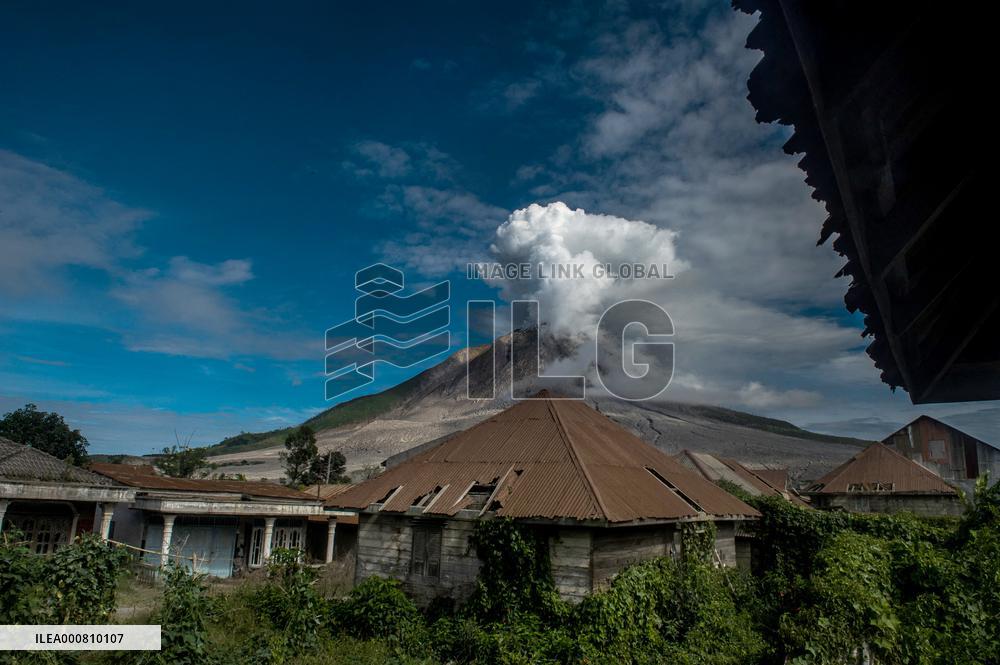 Sinabung Volcano Spews A Massive Column Of Smoke - Sumatra