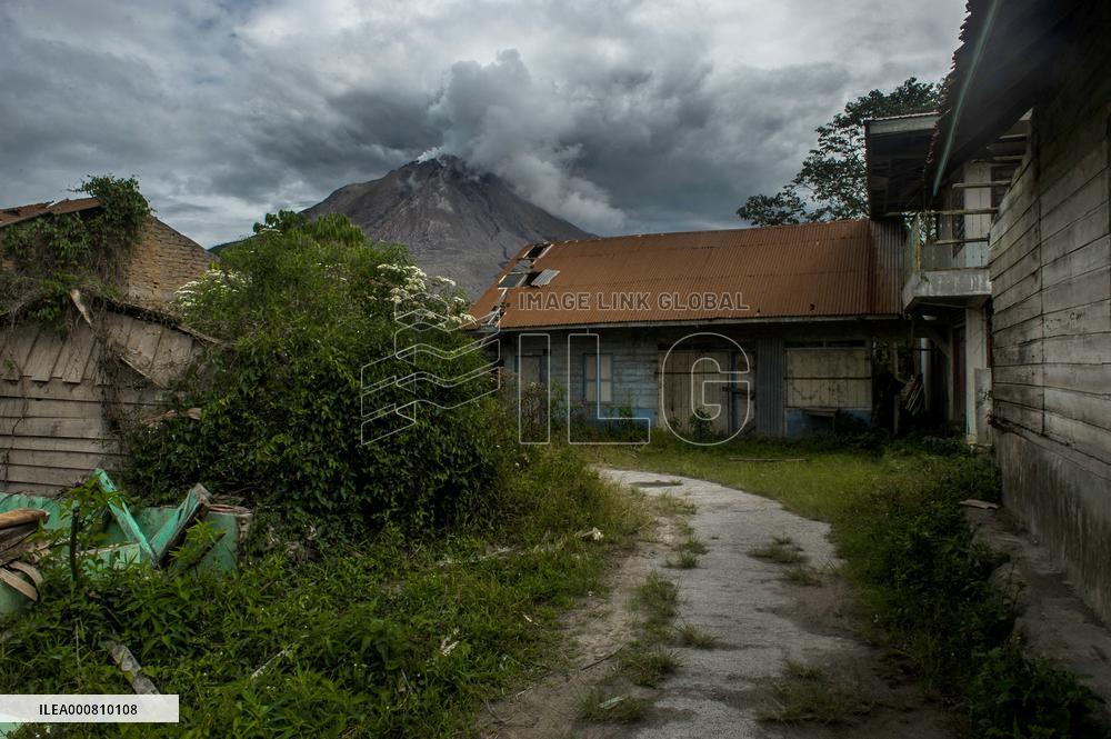 Sinabung Volcano Spews A Massive Column Of Smoke - Sumatra