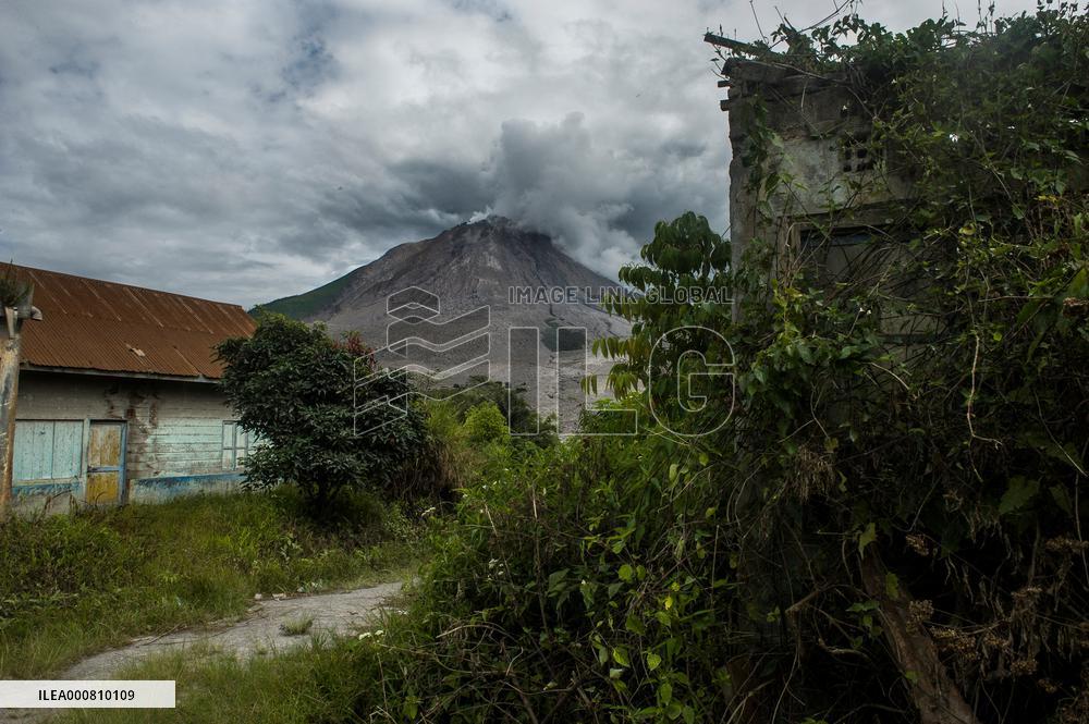Sinabung Volcano Spews A Massive Column Of Smoke - Sumatra