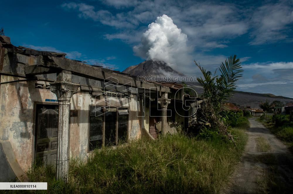 Sinabung Volcano Spews A Massive Column Of Smoke - Sumatra