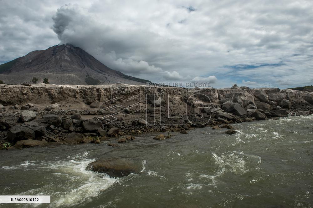 Sinabung Volcano Spews A Massive Column Of Smoke - Sumatra